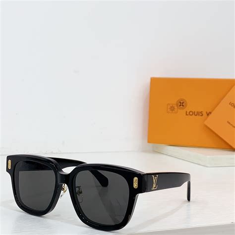 LV Confidence Square Sunglasses .